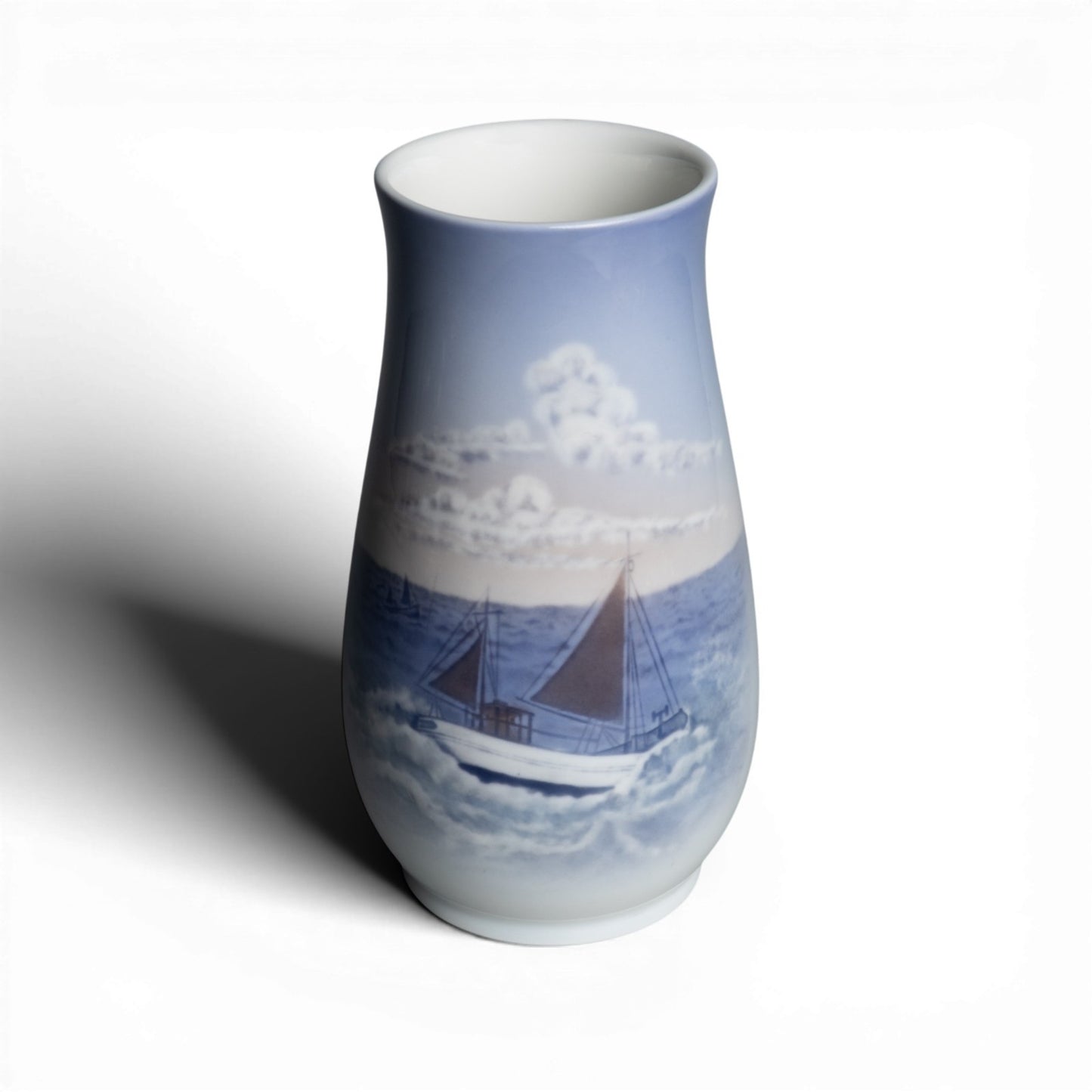 Vaso in "Barca a Vela" cod 1302-6211 Bing&Grondahl porcellana autentica, cm 17