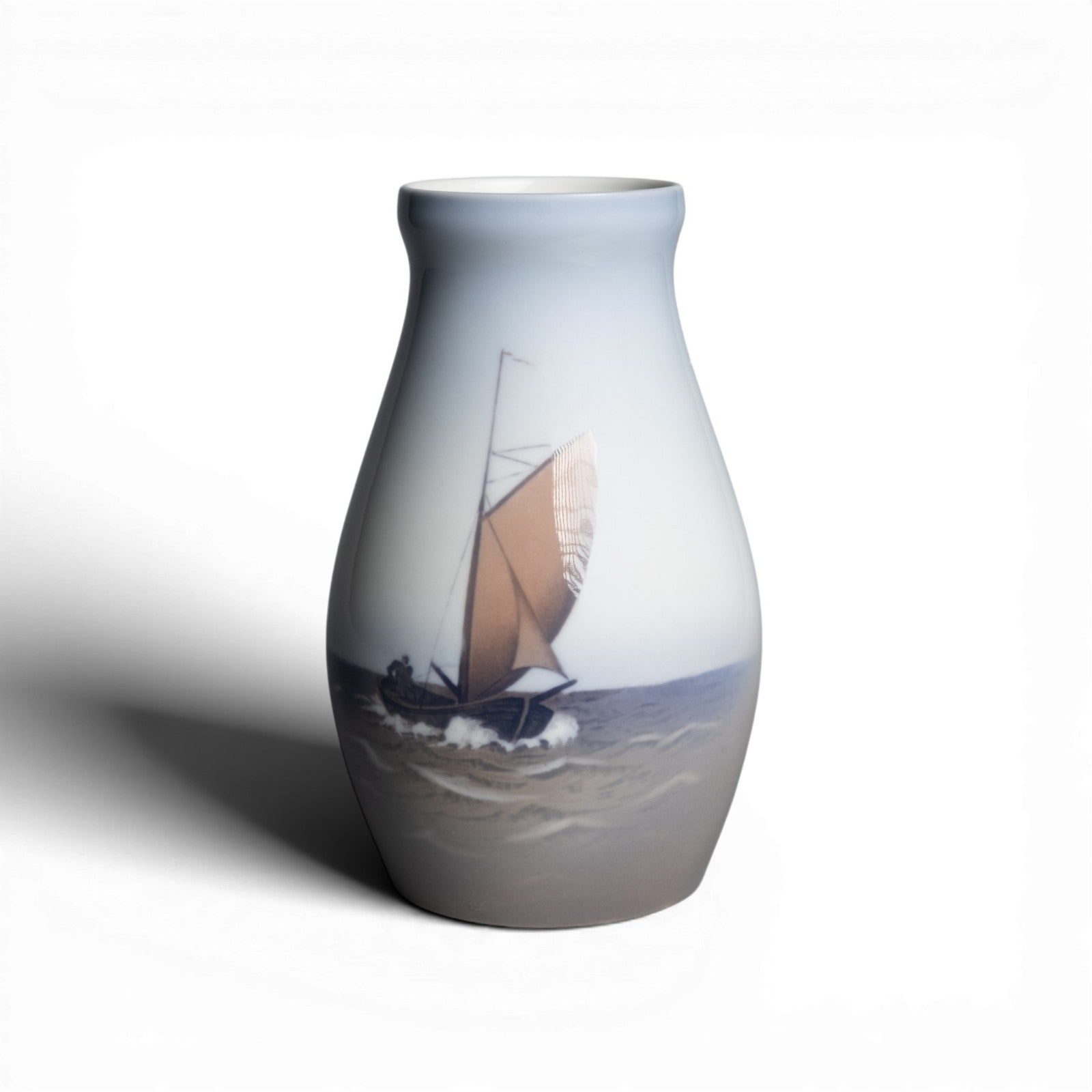 Bing&Grondahl Vaso in "Barca a Vela" cod 524-140 porcellana dipinta a mano, cm 15