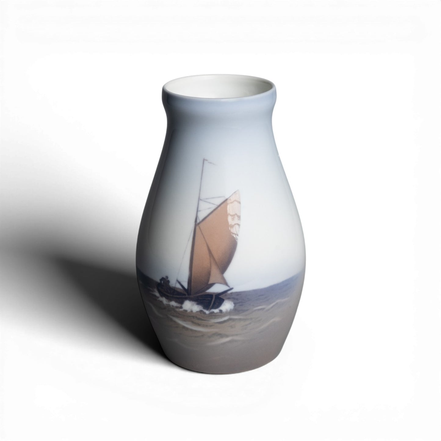 Bing&Grondahl Vaso in "Barca a Vela" cod 524-140 decorazione porcellana da collezione, cm 15