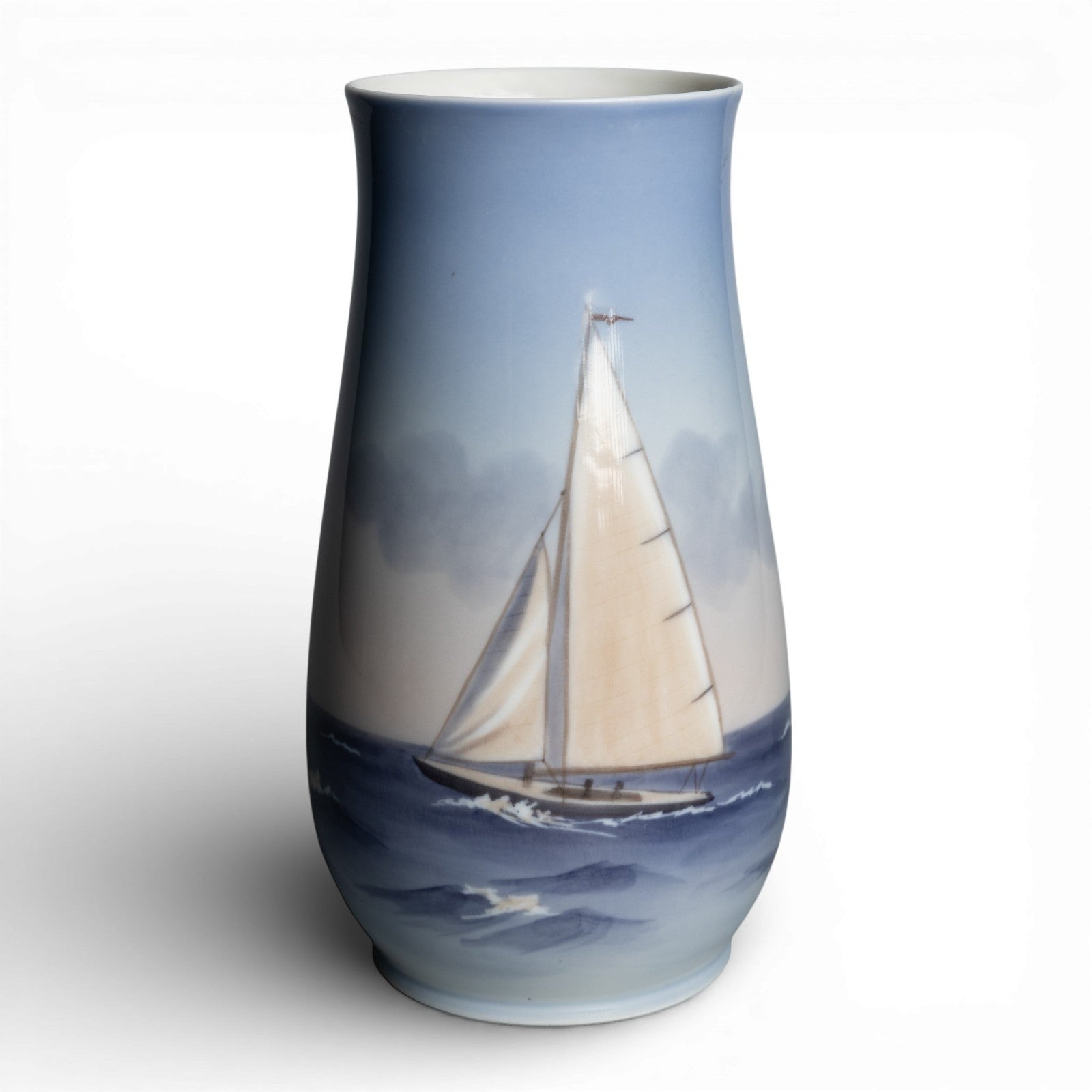 Bing&Grondahl Vaso in "Barca a Vela" cod 8666-209 decorazione porcellana da collezione, cm 21