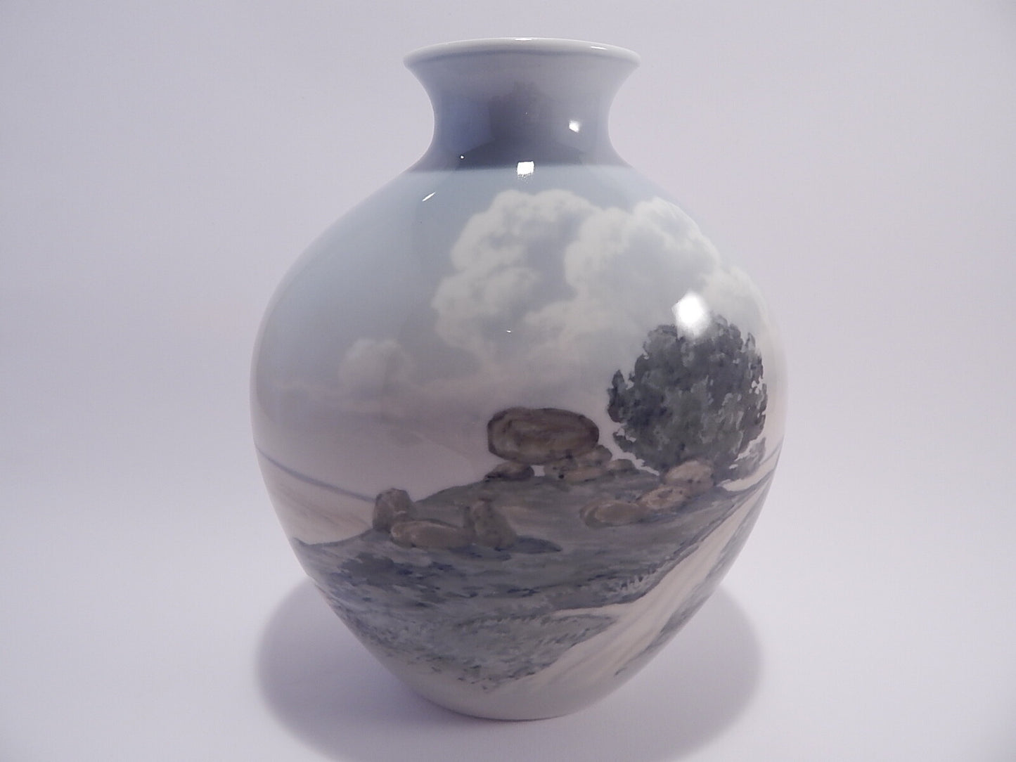 Bing&Grondahl Vaso in "Dolmen in Paesaggio Danese" cod 8706-506 porcellana dipinta a mano, cm 25