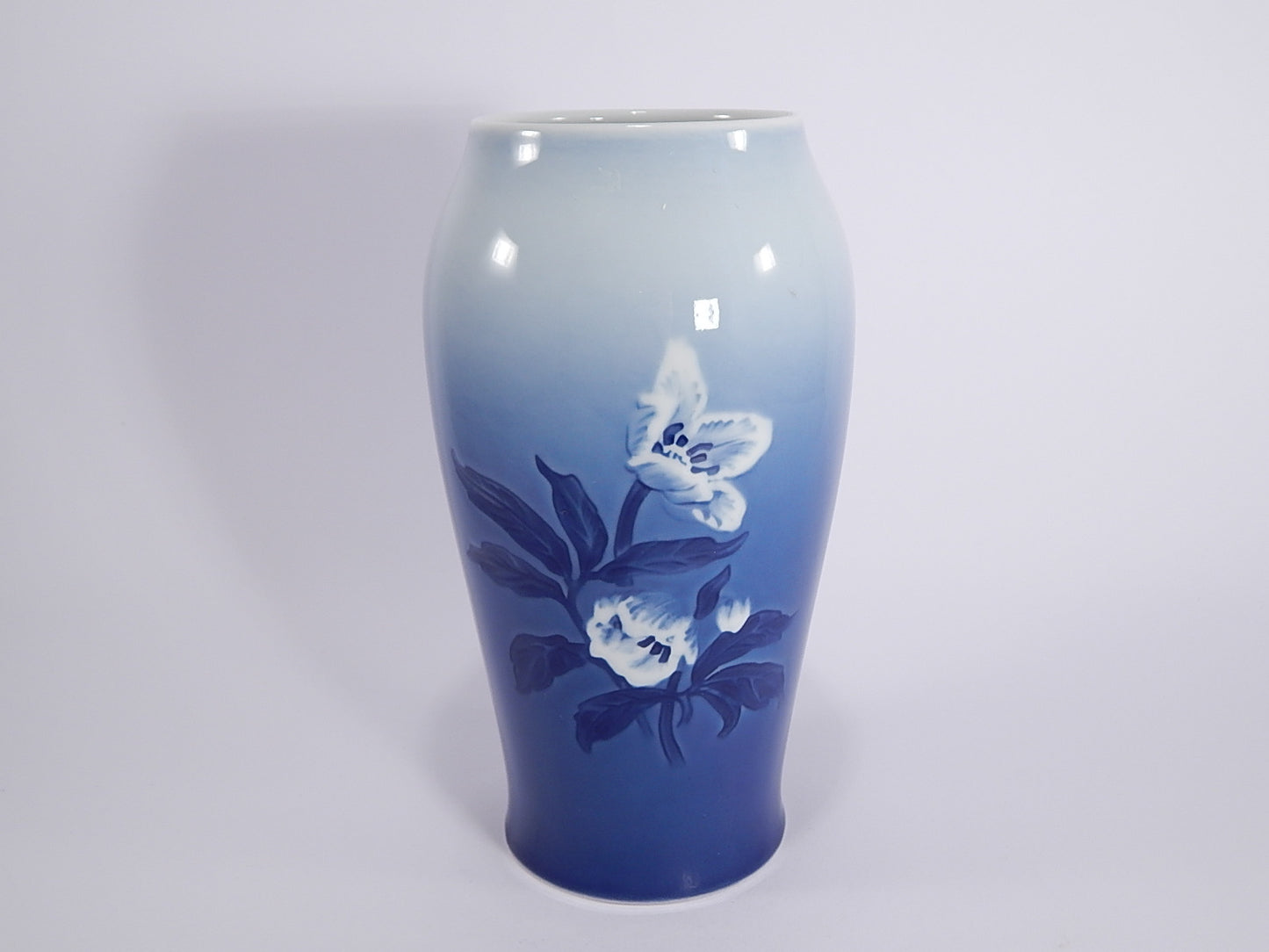 Bing&Grondahl Vaso in "Elleboro" cod 203 porcellana dipinta a mano, cm 21