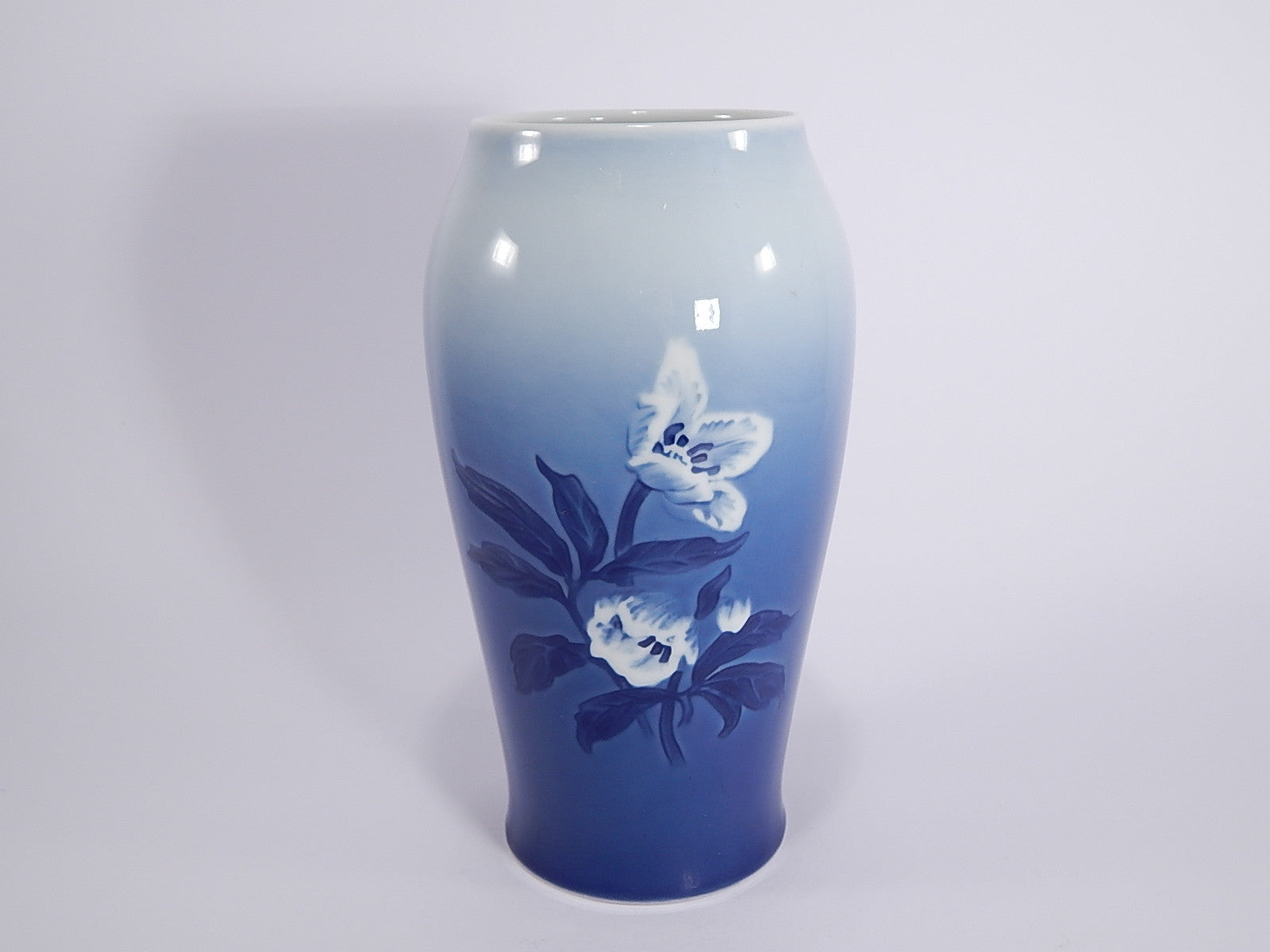 Bing&Grondahl Vaso in "Elleboro" cod 203 porcellana dipinta a mano, cm 21