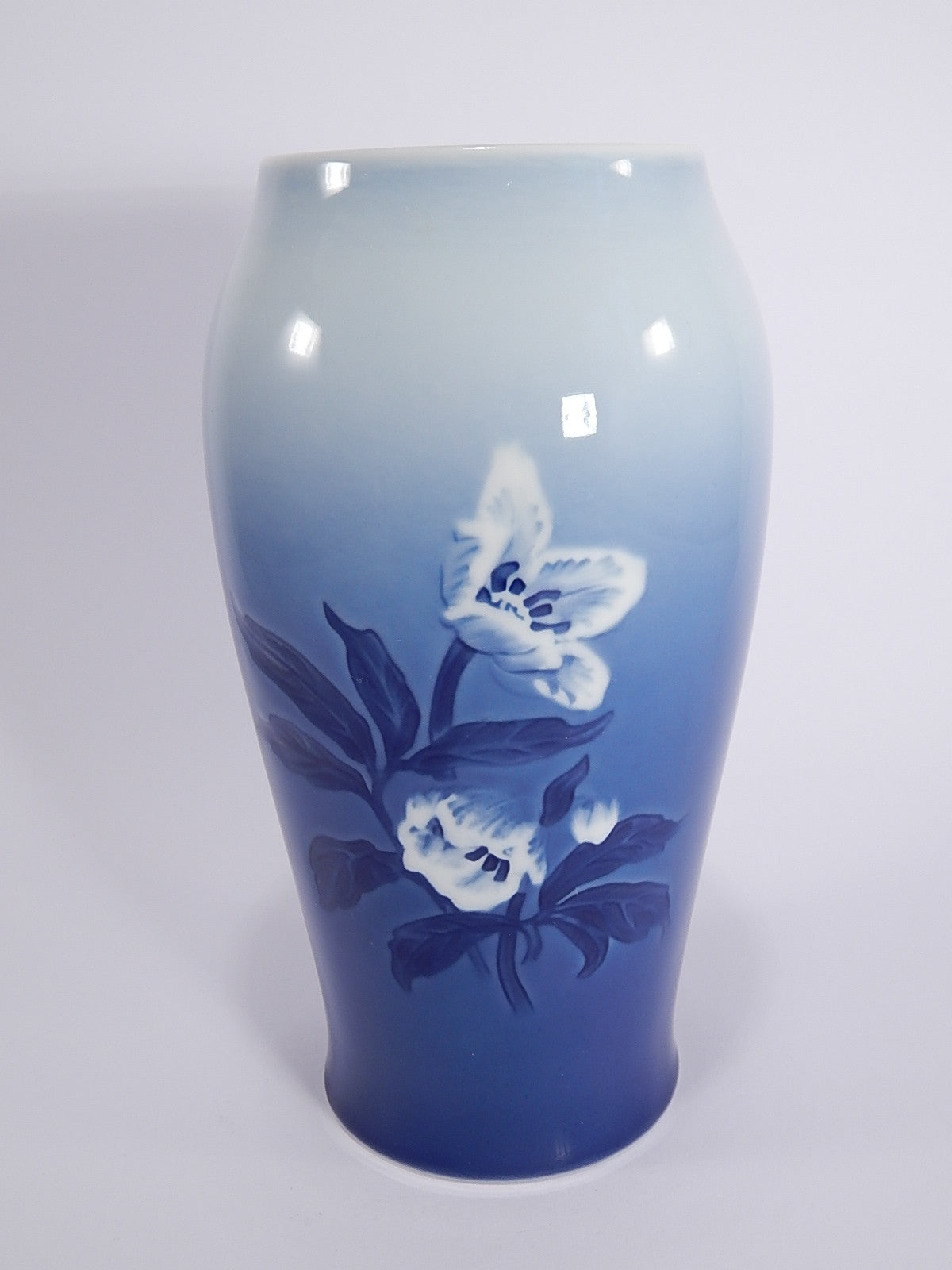 Bing&Grondahl Vaso in "Elleboro" cod 203 decorazione porcellana da collezione, cm 21
