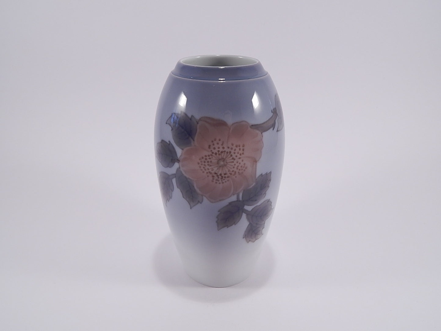 Bing&Grondahl Vaso in "La Rosa Canina" cod 365/5251 porcellana dipinta a mano, cm 19