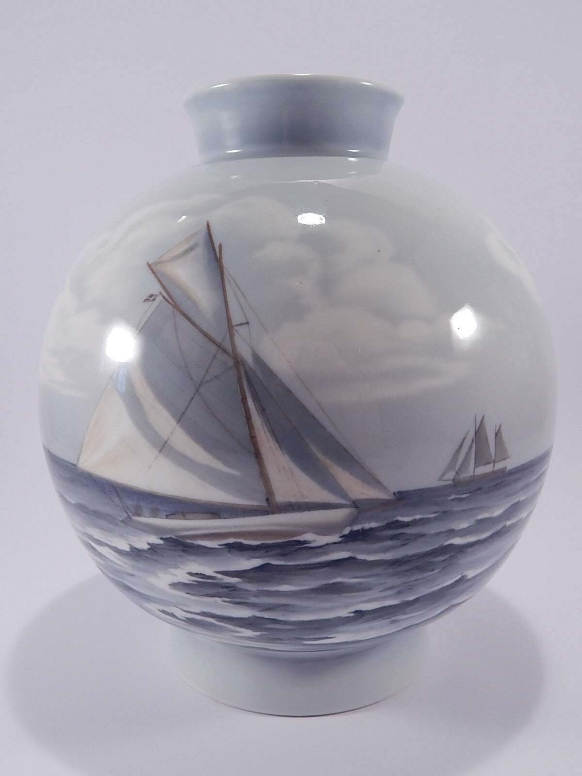 Bing&Grondahl Vaso in "Marina" cod 8781 porcellana dipinta a mano, cm 26