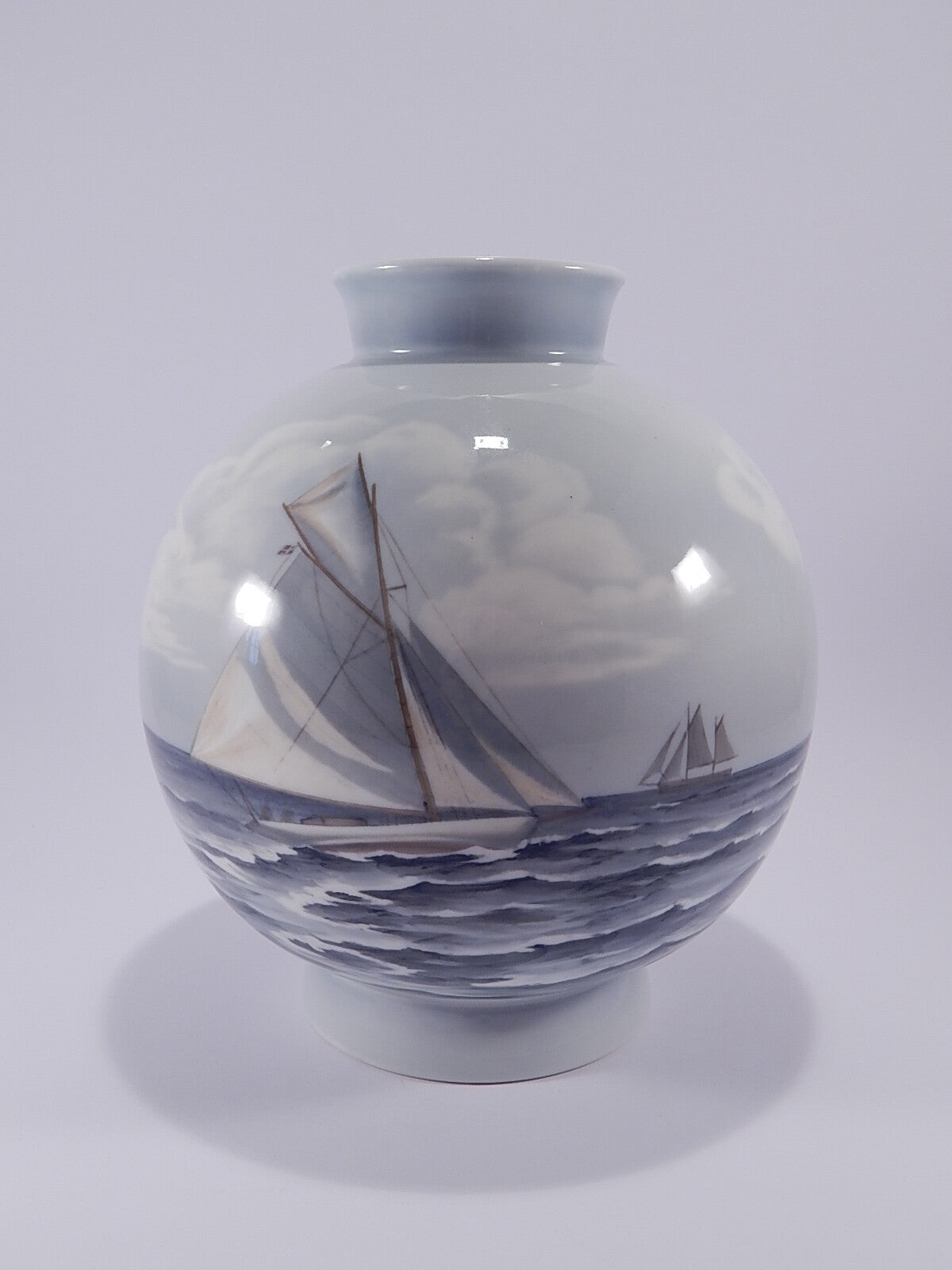 Bing&Grondahl Vaso in "Marina" cod 8781 porcellana pregiata, cm 26
