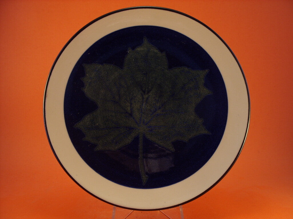 Designhuset piatto annuale 1976 Svenska Lövträd acero, ceramica svedese di Carl-Harry Stålhane