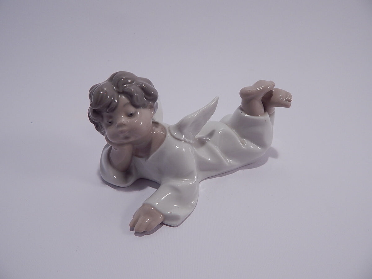 Lladrò Statuina in "Angelo Sdraiato" Cod 4541 porcellana dipinta a mano, 7 cm