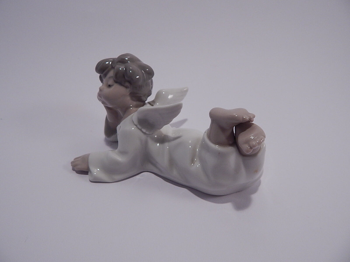 Statuina in "Angelo Sdraiato" Cod 4541 Lladrò porcellana autentica, 7 cm