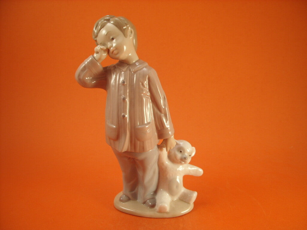 Lladrò Statuina in "Bambino con Orsetto" Cod NAO0006 porcellana dipinta a mano, 20 cm