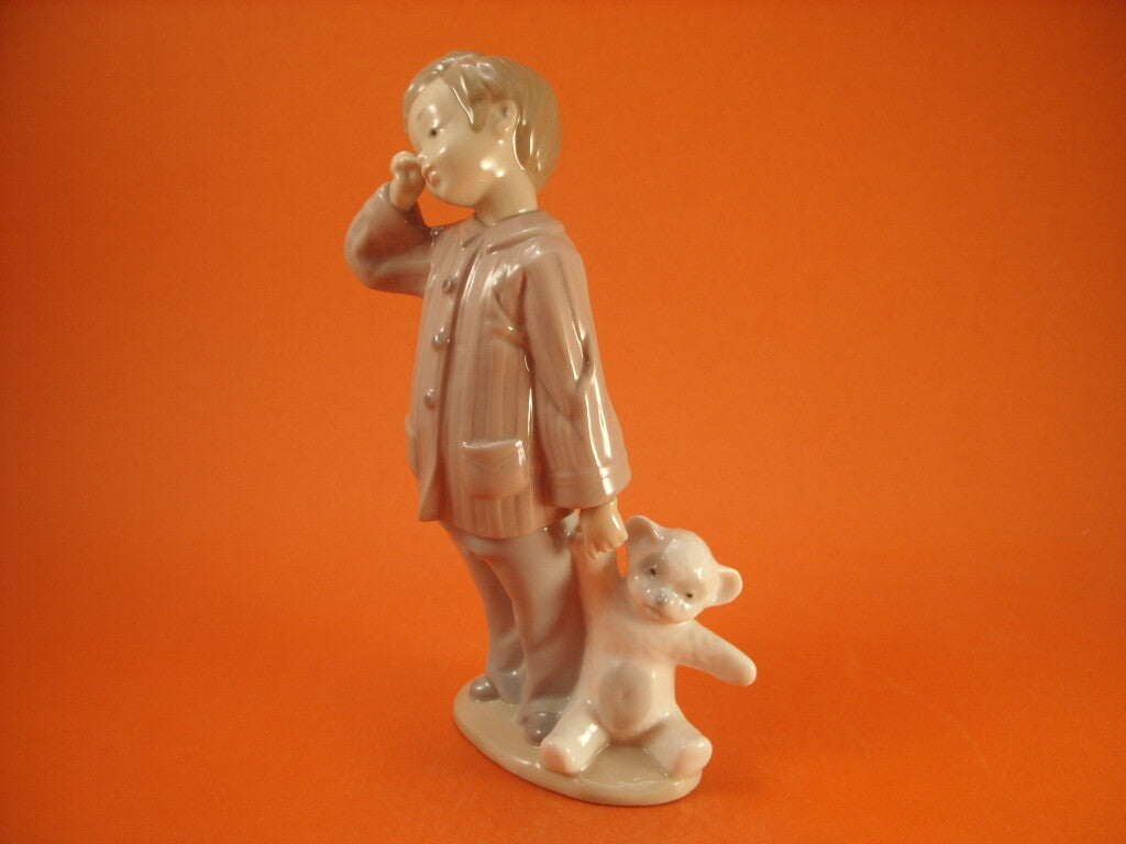 Statuina in "Bambino con Orsetto" Cod NAO0006 porcellana pezzo da collezione, 20 cm