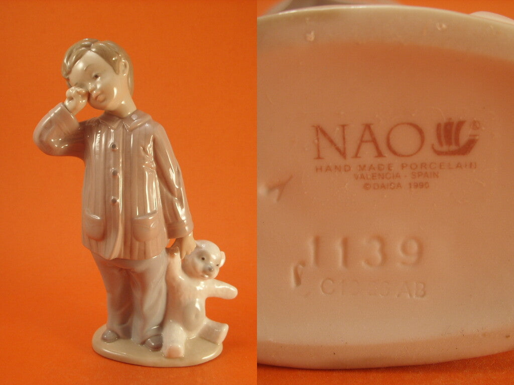 Lladrò Statuina in "Bambino con Orsetto" Cod NAO0006 porcellana pregiata, 20 cm