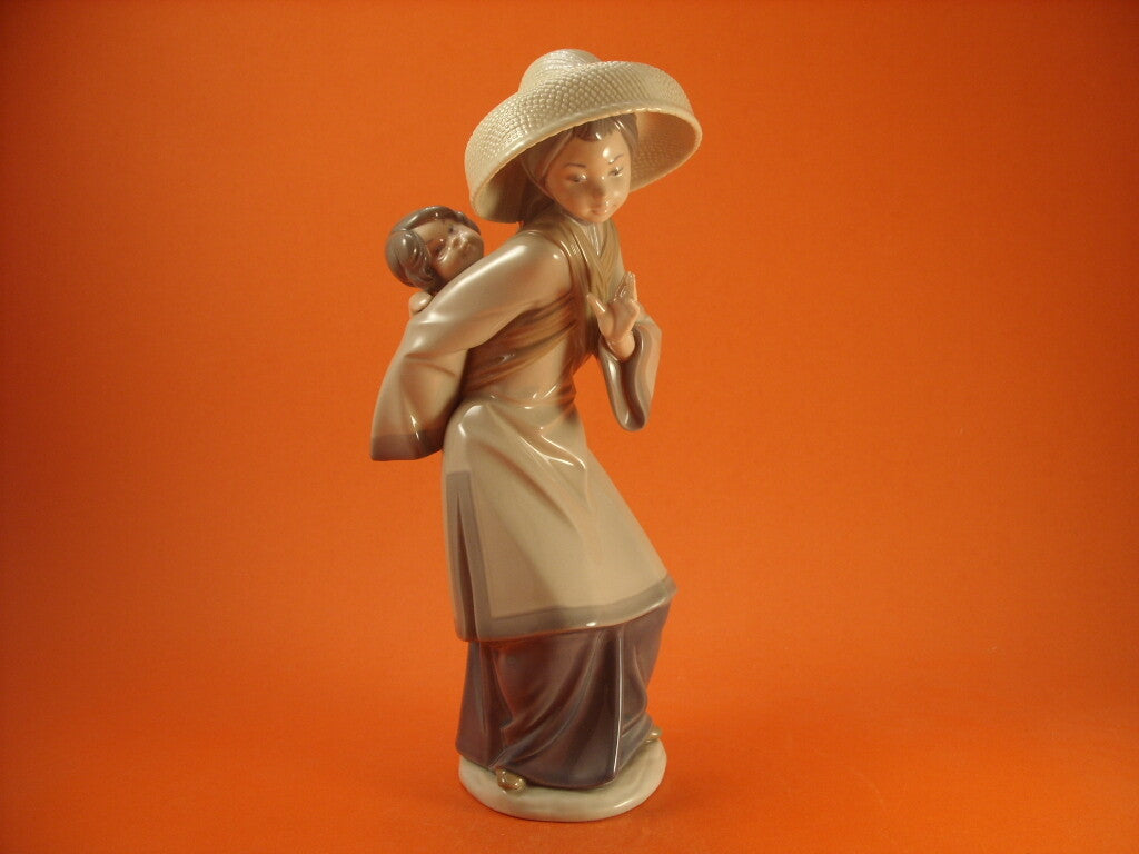 Lladrò Statuina in "Donna Cinese con Bambino" Cod 5123 porcellana dipinta a mano, 27 cm