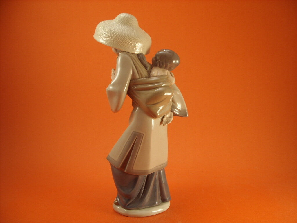 Lladrò Statuina in "Donna Cinese con Bambino" Cod 5123 decorazione porcellana da collezione, 27 cm