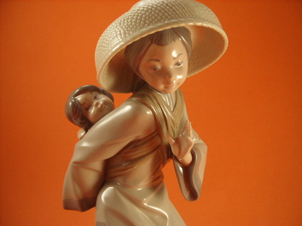 Statuina in "Donna Cinese con Bambino" Cod 5123 porcellana pezzo raro da collezione, 27 cm