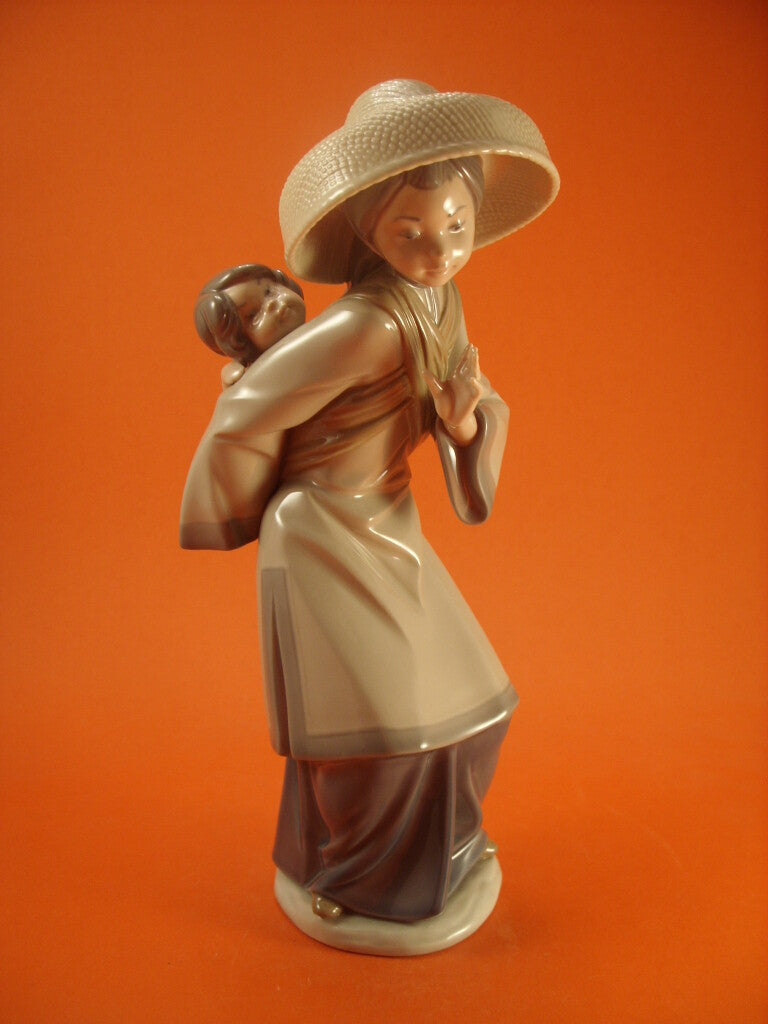 Lladrò Statuina in "Donna Cinese con Bambino" Cod 5123 porcellana pregiata, 27 cm