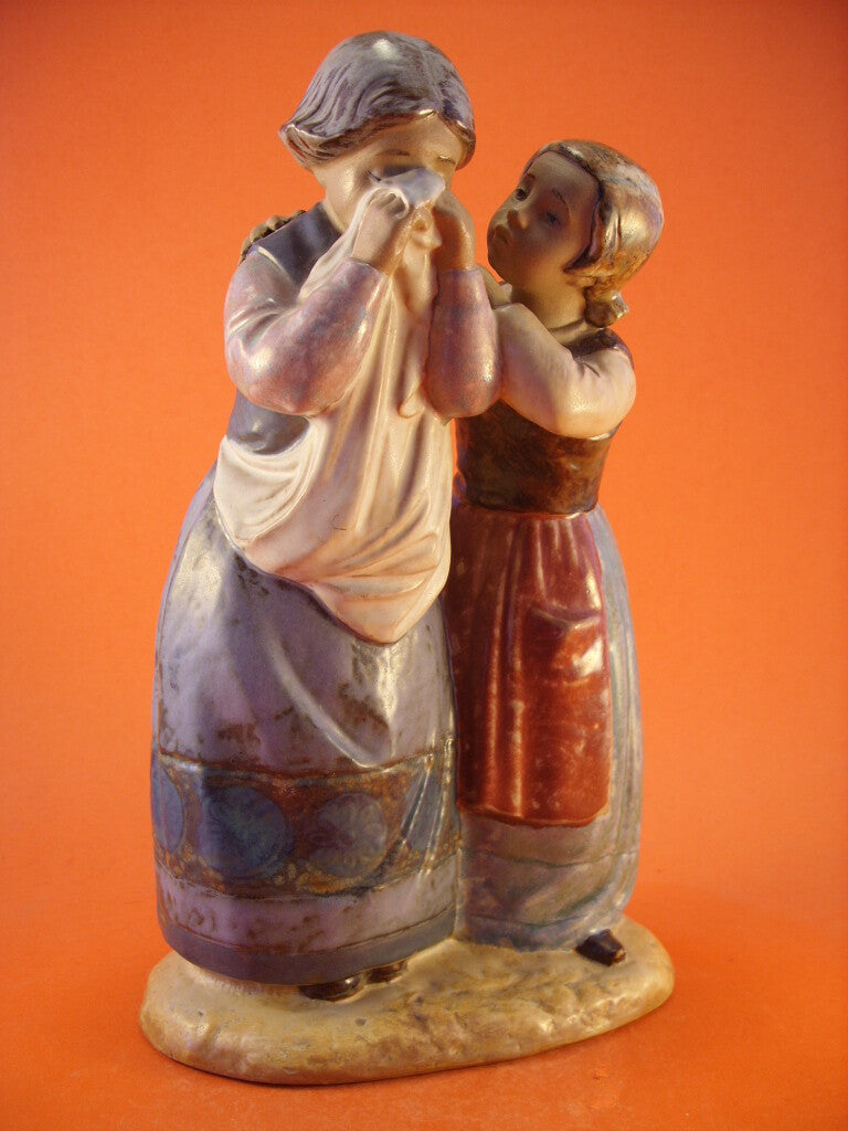 Lladrò Statuina in Gres "Confortando l'Amica" Cod 1326 porcellana dipinta a mano, 28 cm