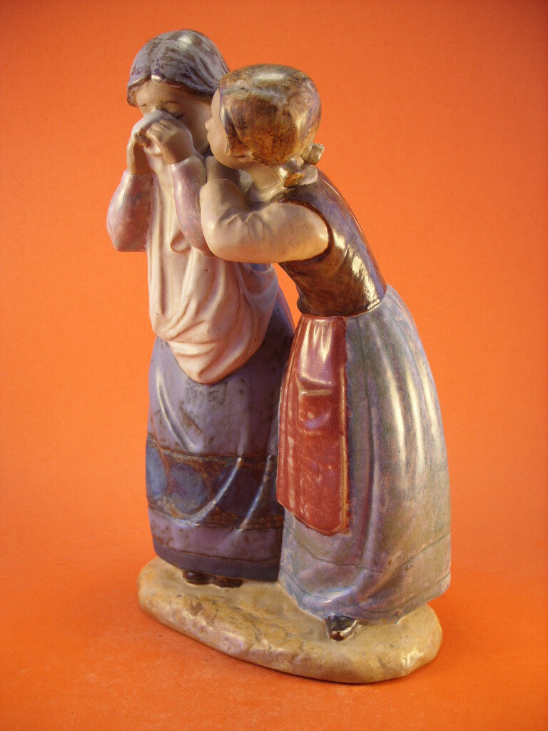 Statuina in Gres "Confortando l'Amica" Cod 1326 Lladrò porcellana autentica, 28 cm
