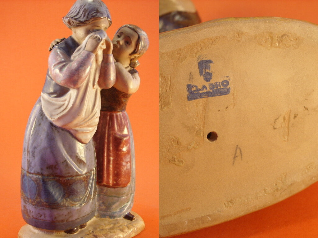 Statuina in Gres "Confortando l'Amica" Cod 1326 porcellana pezzo da collezione, 28 cm