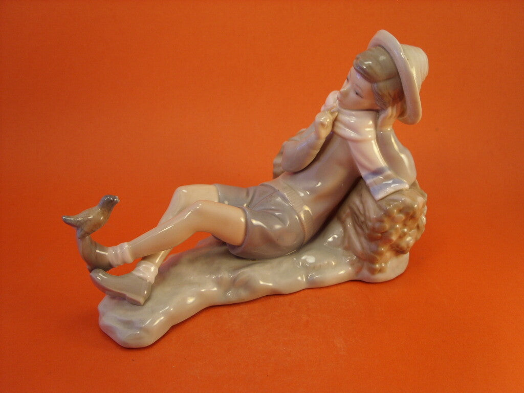 Lladrò Statuina in "Pastorello con Uccellino" Cod 4730 porcellana dipinta a mano, 16 cm