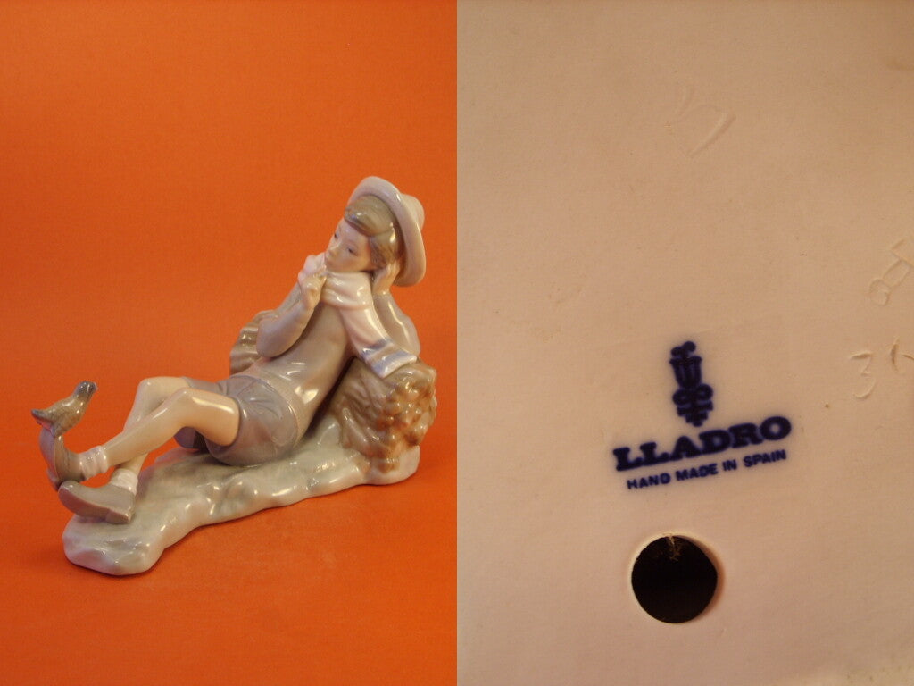 Statuina in "Pastorello con Uccellino" Cod 4730 porcellana pezzo da collezione, 16 cm