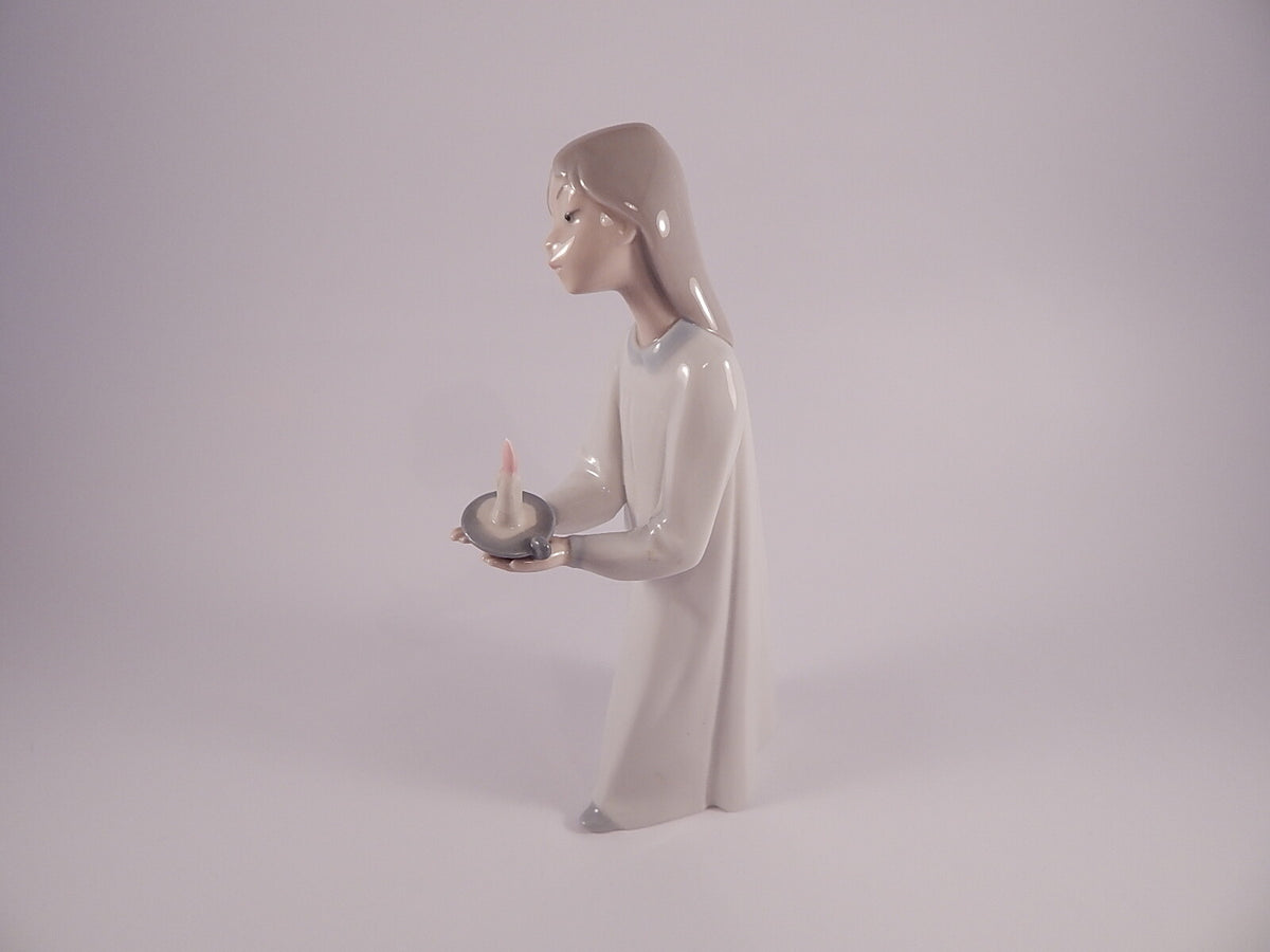 Statuina in "Ragazza con Candela" Cod B10 porcellana pezzo da collezione, 20 cm