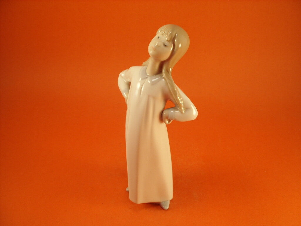Lladrò Statuina in "Ragazza in Camicia da Notte" Cod A26 porcellana dipinta a mano, 20 cm