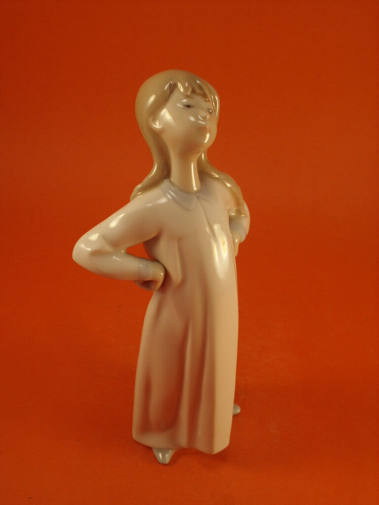Statuina in "Ragazza in Camicia da Notte" Cod A26 Lladrò porcellana autentica, 20 cm