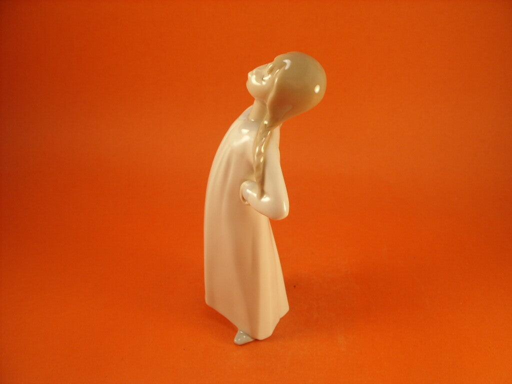 Statuina in "Ragazza in Camicia da Notte" Cod A26 porcellana pezzo da collezione, 20 cm