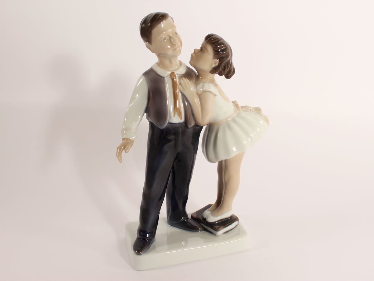 Lyngby Statuina in "I'm Sorry" Cod 543 porcellana dipinta a mano, 22 cm