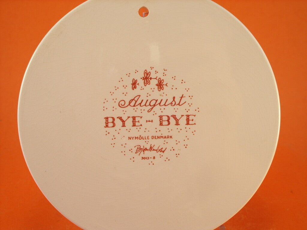 Dettaglio del decoro della Placca del Mese di Agosto Bye-bye di Nymolle