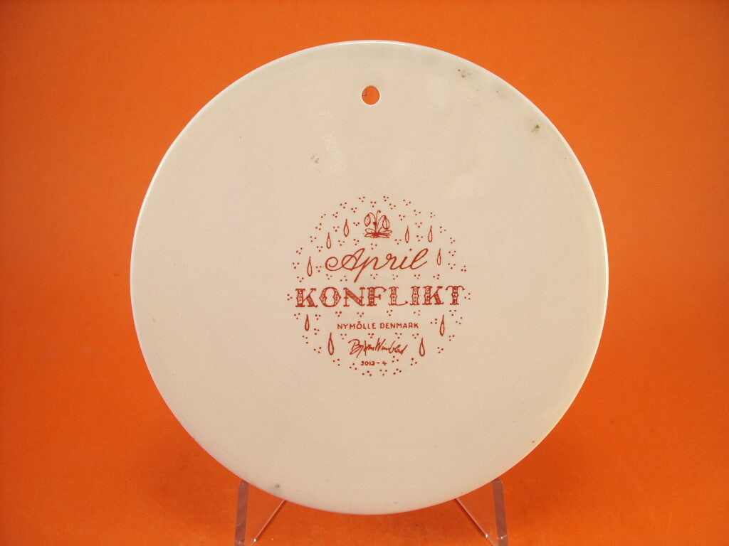 Retro della placca con marchio della manifattura danese Nymolle e firma dell'artista