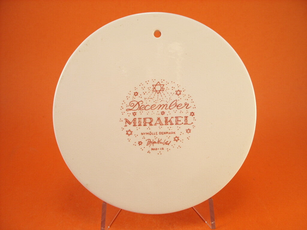 Marchio della manifattura danese Nymolle e firma di Bjorn Wiinblad sulla placca in ceramica della serie 3013