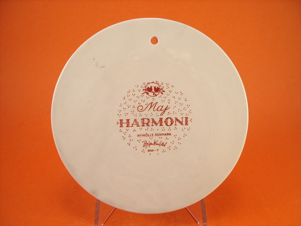 Retro della placca con marchio della manifattura danese Nymolle e firma dell'artista