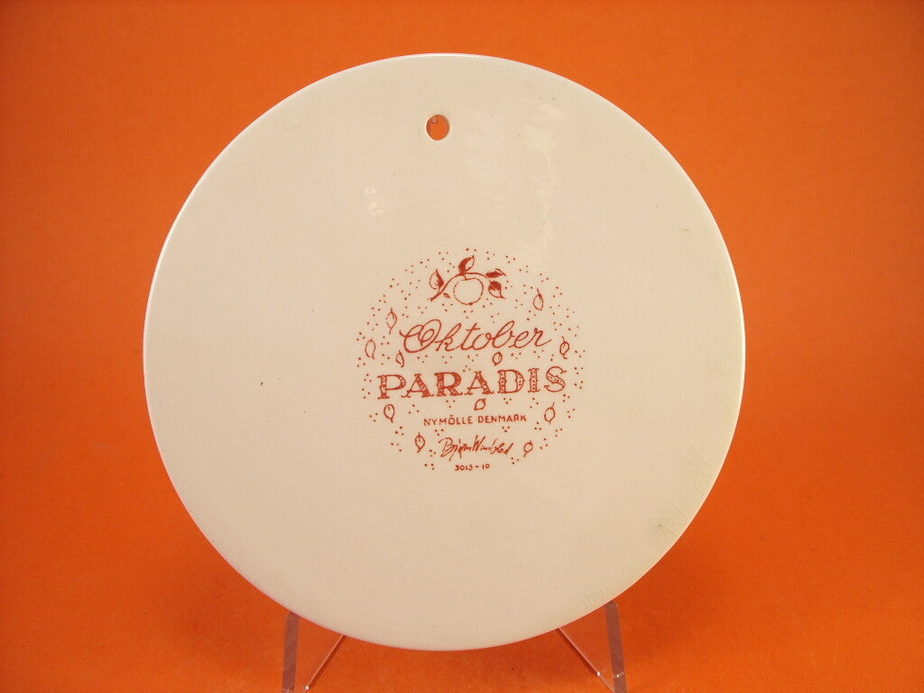 Retro della placca con marchio della manifattura danese Nymolle e firma dell'artista