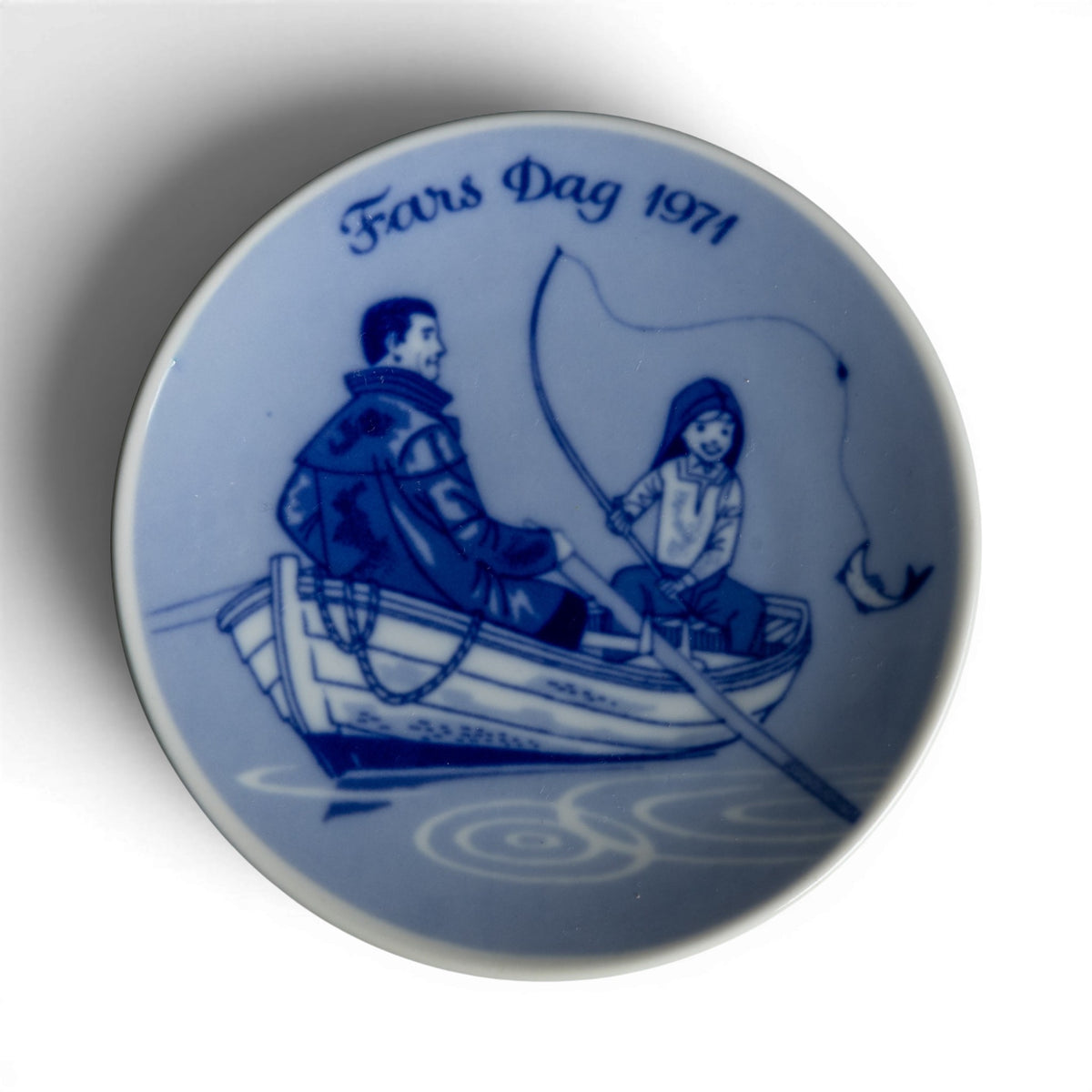 Piatto commemorativo Porsgrund Fars Dag 1971, porcellana norvegese dipinta a mano, decoro blu cobalto padre e figlio in barca