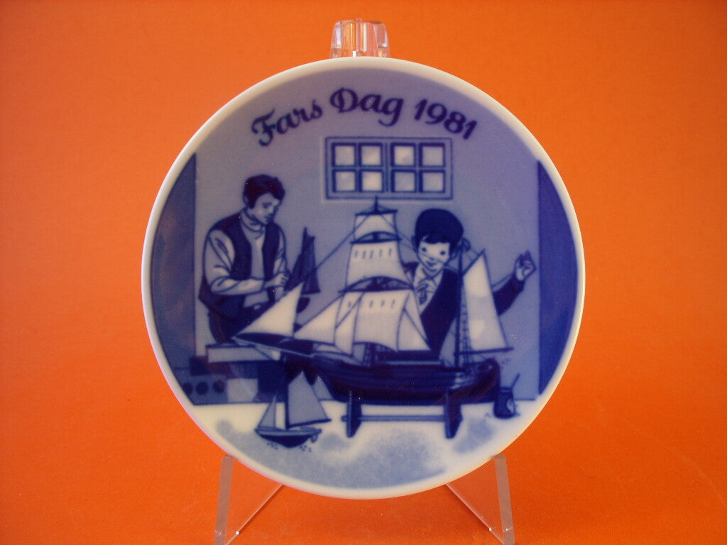 Piatto commemorativo Porsgrund Fars Dag 1981, porcellana norvegese dipinta a mano sottosmalto