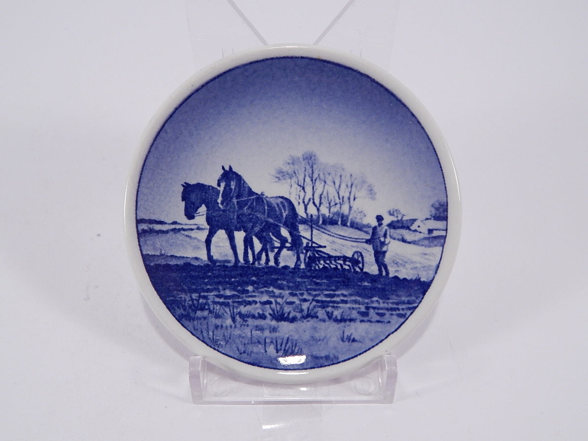 Royal Copenhagen Aluminia Plaquette N.76 Landmanden porcellana dipinta a mano, 8cm