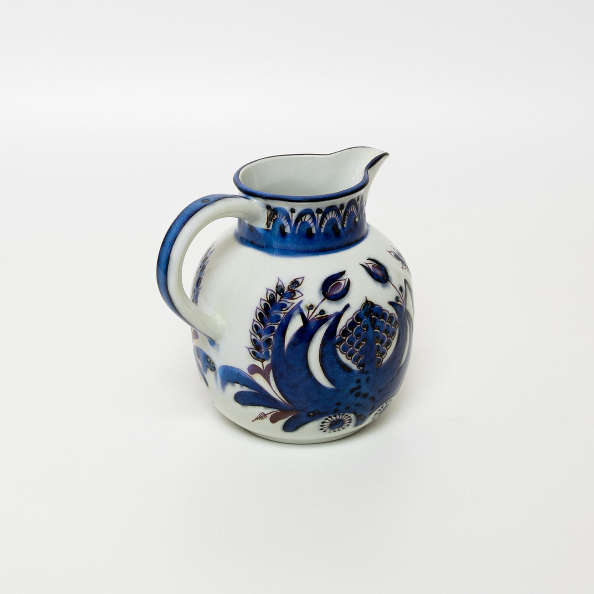 Royal Copenhagen Fajance, brocca Tenera Fajance 434/3143 di Berte Jessen, design scandinavo