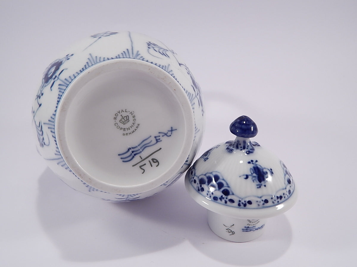 Bordo traforato a merletto e decoro a scanalature blu, collezione Blue Fluted Half Lace
