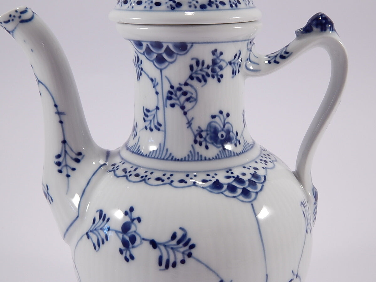 Caffettiera in porcellana Royal Copenhagen, collezione Blue Fluted Half Lace