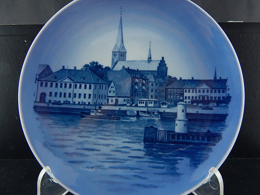 Piatto Cattedrale Helsingør con marchio Corona e Tre Linee Ondulate
