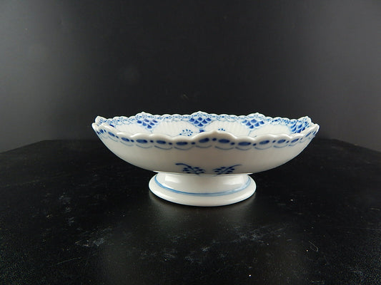 Bordo traforato a merletto e decoro a scanalature blu, collezione Blue Fluted Half Lace