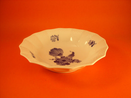 Decoro floreale blu cobalto dipinto a mano sotto smalto, collezione Blue Flower Curved
