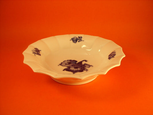 Decoro floreale blu cobalto dipinto a mano sotto smalto, collezione Blue Flower Curved