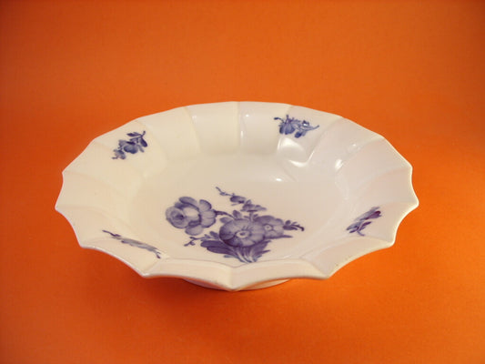 Decoro floreale blu cobalto dipinto a mano sotto smalto, collezione Blue Flower