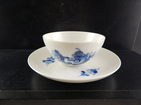Decoro floreale blu cobalto dipinto a mano sotto smalto, collezione Blue Flower