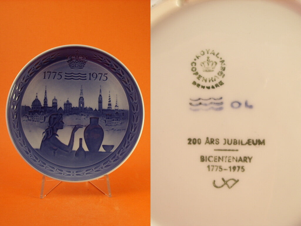 Piatto Giubileo Royal Copenhagen con marchio Corona e Tre Linee Ondulate
