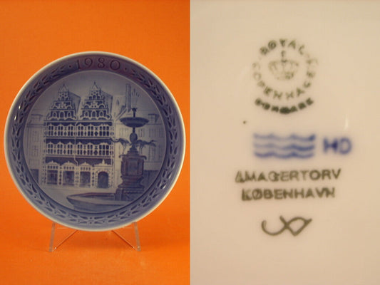 Piatto Giubileo Royal Copenhagen 1980 con marchio Corona e Tre Linee Ondulate